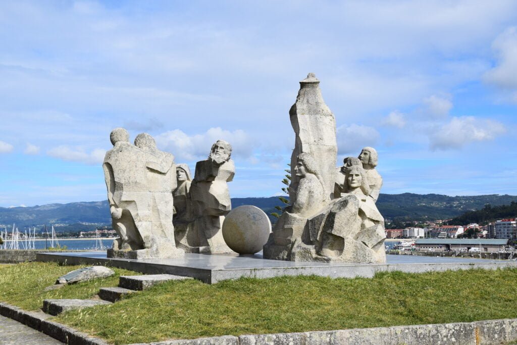 Que ver en Baiona y alrededores en 3 días: Guía 2025 actualizada 4 monumento encuentro entre dos Mundos Baiona