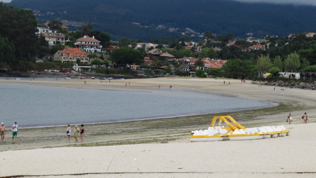 Playa Ladeira Baiona: Todo lo que necesitas saber, guía completa 2025 3 Playa ladeira barcas hidropedales