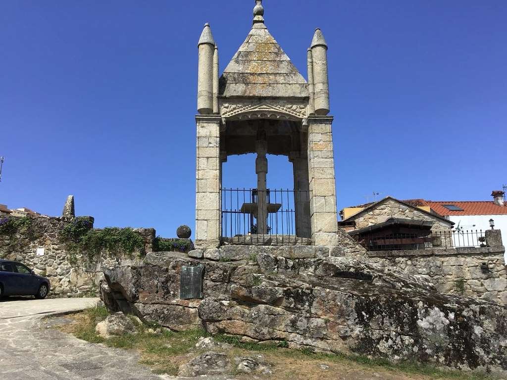 Descubre el Encanto del Casco antiguo de Baiona: Un Viaje a Través de la Historia y la Gastronomía Gallega 4 Cruceiro de Santisima Trinidad Baiona
