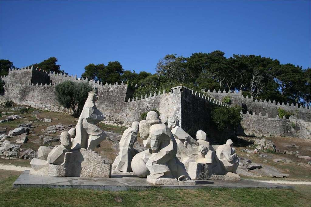 Que Ver en Baiona: 16 Lugares de Visita Obligada en 2025 4 encuentro entre dos mundos