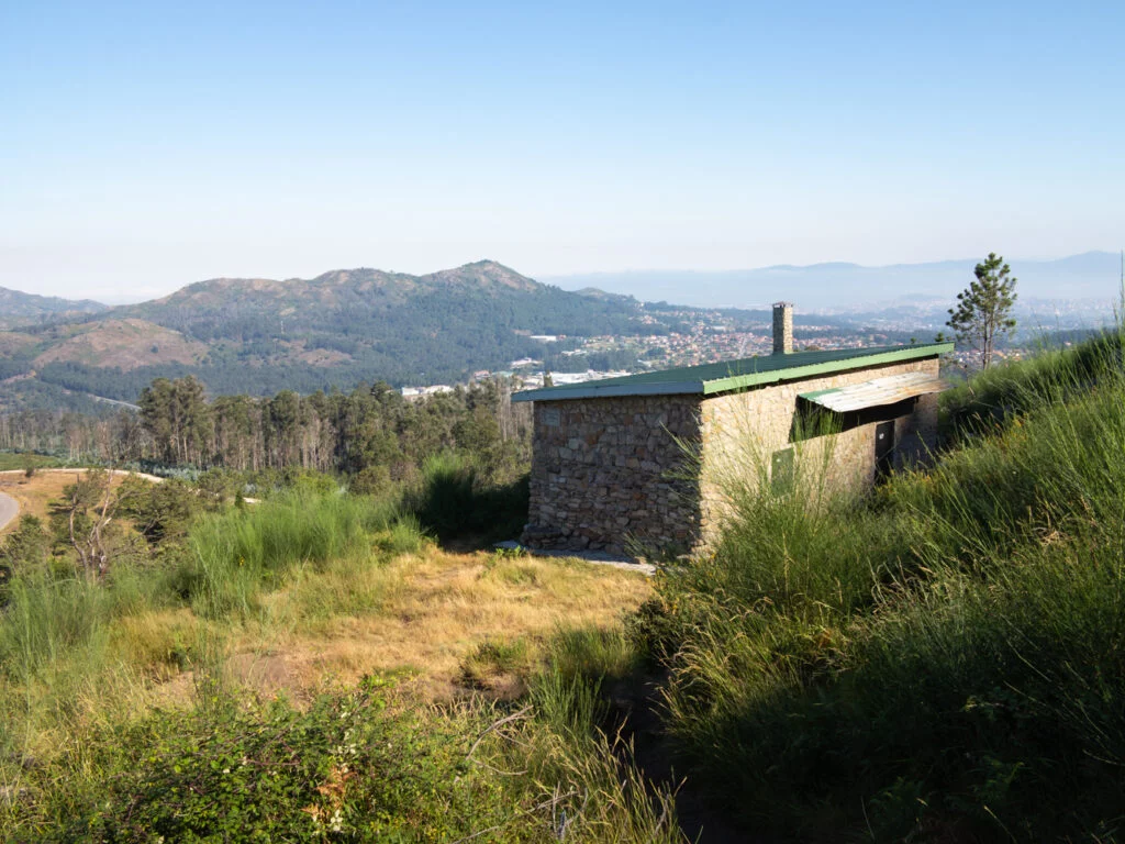 Monte Galiñeiro: Descubre su Encanto Natural, Historia y Aventura - Guía 2025 3 refugio monte Galiñeiro