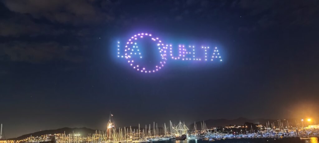 Baiona Brilla con un Espectáculo de Drones y Luces: Lleno Absoluto en la Playa de Ribeira 1 Espectáculo de Drones y Luces