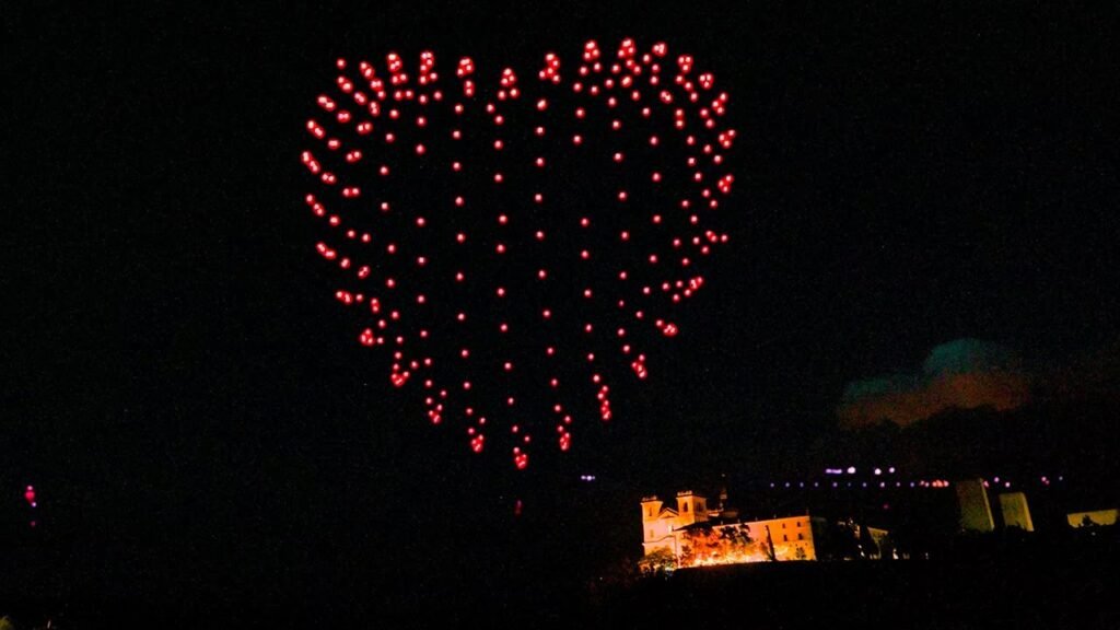Baiona se Prepara para la Gran Fiesta de La Vuelta: Un Espectáculo de Drones y Luces en el Cielo Nocturno 1 Baiona se Prepara para la Gran Fiesta de La Vuelta