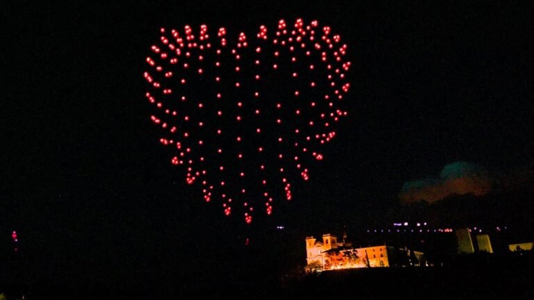 Baiona se Prepara para la Gran Fiesta de La Vuelta: Un Espectáculo de Drones y Luces en el Cielo Nocturno 4 Baiona se Prepara para la Gran Fiesta de La Vuelta
